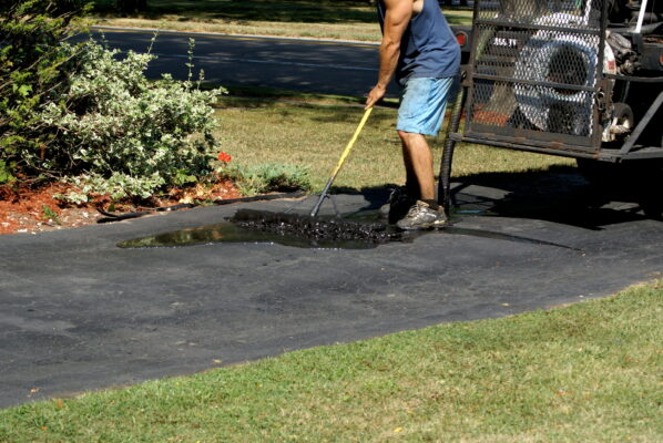 Asphalt repair expert Sealing the driveway